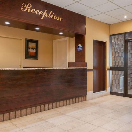 Days Inn By Wyndham Renfrew Conference Centre Экстерьер фото
